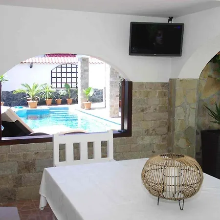 Stariya Oreh Pool & Garden